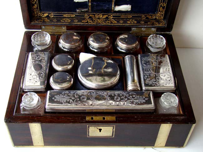  A very fine English Rosewood Gentleman's Toiletry or Dressing Box circa 1850 — image 5